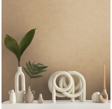 Dekorative Anordnung mit Vasen, Kerzen und Pflanzen auf einem Tisch