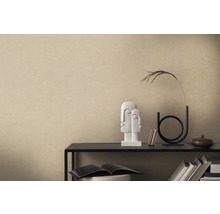 Nahaufnahme einer beigen Vliestapete mit Dekoration auf einem Regal