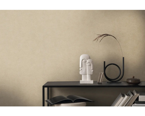 Nahaufnahme einer beigen Vliestapete mit Dekoration auf einem Regal