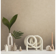 Dekoratives Stillleben mit Vasen, Kerze und abstraktem Objekt auf einem Regal