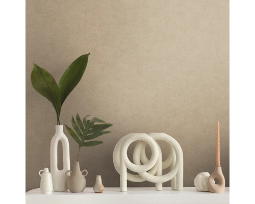 Dekoratives Stillleben mit Vasen, Kerze und abstraktem Objekt auf einem Regal