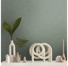 Dekorative Vasen und Kerzenständer auf einem Regal