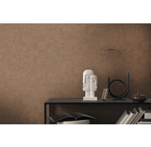 Wandgestaltung mit brauner Strukturtapete und dekorativen Elementen auf einem Regal.