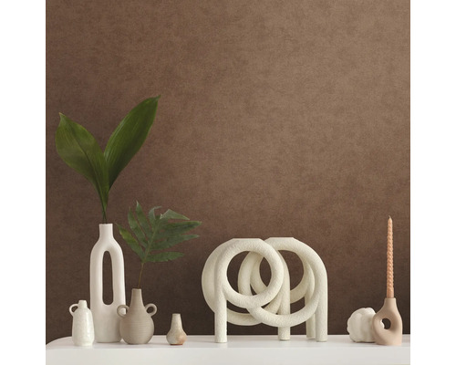 Dekorative Szene mit Vasen, Kerzen und Zierobjekten auf einer weißen Oberfläche