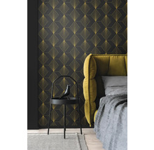 Schlafzimmer mit gemusterter Tapete, Bett und Beistelltisch