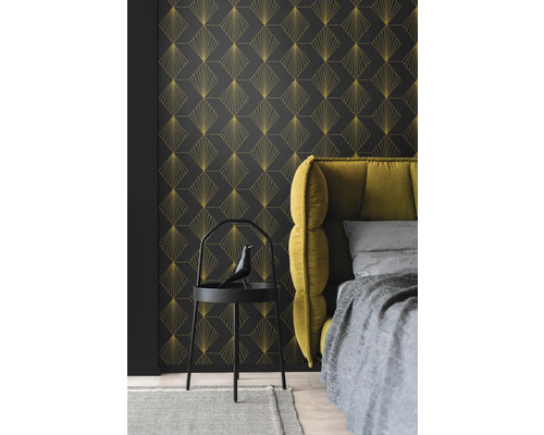 Schlafzimmer mit gemusterter Tapete, Bett und Beistelltisch