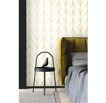 Schlafzimmer mit gemusterten Tapeten, Bett und Beistelltisch