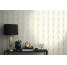 Dekoratives Zimmer mit gemusterter Tapete, Lampe und Tisch