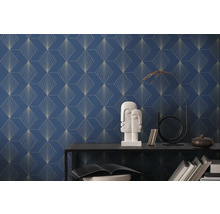 Dekoratives Zimmer mit geometrischer Tapete, Skulptur und Büchern auf einem Regal