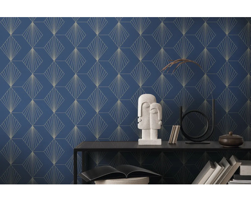 Dekoratives Zimmer mit geometrischer Tapete, Skulptur und Büchern auf einem Regal