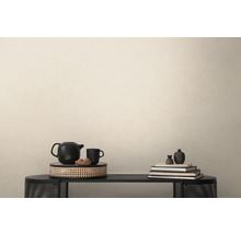 Dekoratives Stillleben auf einem Tisch mit Teekanne, Tasse, Schale, Büchern und Vasen