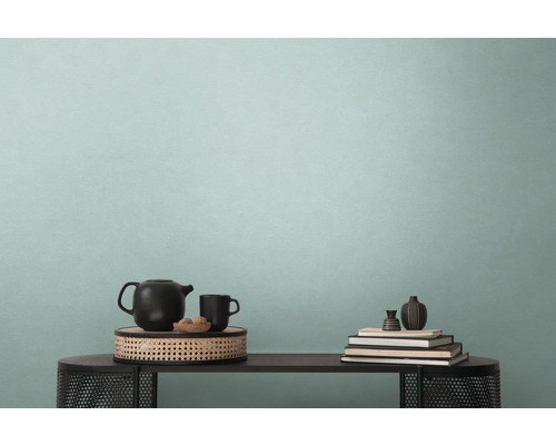 Dekorative Szene mit Teekanne, Tasse, Schale mit Inhalt und kleinen Vasen auf einem Tisch