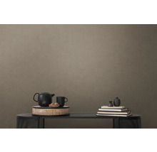 Dekorative Szene mit Teekanne, Tasse, Schale und Bücher auf einem Tisch