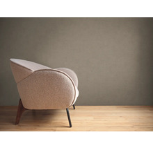 Beigefarbenes Sofa mit Holzbeinen auf Holzboden