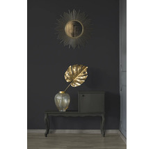 Dekorative Szene mit Spiegel, Monstera Blatt in Vase und kleinem Schrank auf einem Tisch