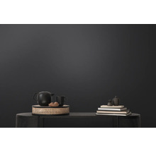 Dekorative Szene mit Teekanne, Tasse und Büchern auf einem Tisch