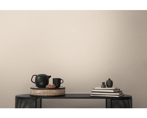 Dekorative Gegenstände auf einem Tisch mit Wand im Hintergrund