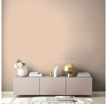 Helles Wohnzimmer mit Kommode, Lampe und Dekoration