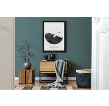 Wohnzimmer mit Holzmöbeln, Dekorationen und einem gerahmten Bild an der Wand.