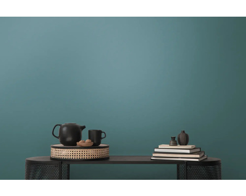 Dekorative Szene mit Teekanne, Tasse, Büchern und Vasen auf einem Tisch