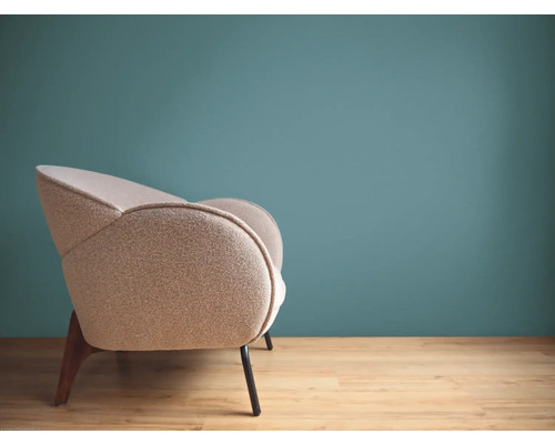 Beiger Sessel mit Holzbeinen auf Holzboden