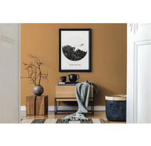 Dekoratives Wohnzimmer mit Holzmöbeln, einem Poster und Accessoires