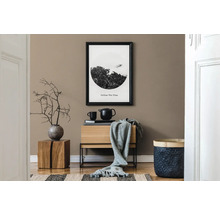 Dekoratives Wohnzimmer mit Kommode, Bild, Teekanne und Wohnaccessoires