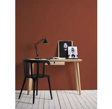 Arbeitszimmer mit Schreibtisch, Lampe, Stuhl und Dekoration