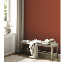 Wohnraumszene mit Bank, Buch, Lampe, Vorhang und roter Wand