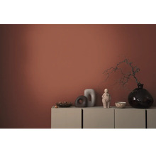 Dekorative Gegenstände auf einem Schrank vor einer Wand