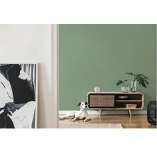 Wohnzimmer mit Kommode, Zimmerpflanzen, abstrakter Kunst und Hund