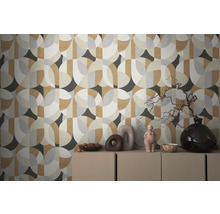 Szene mit gemusterter Tapete, Kommode und Dekoration