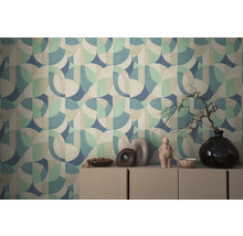 Wand mit geometrischem Tapetenmuster und Kommode mit Dekorationen