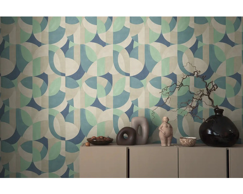 Wand mit geometrischem Tapetenmuster und Kommode mit Dekorationen