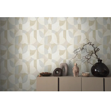 Zimmer mit geometrischer Tapete, Kommode und Dekorationsgegenständen