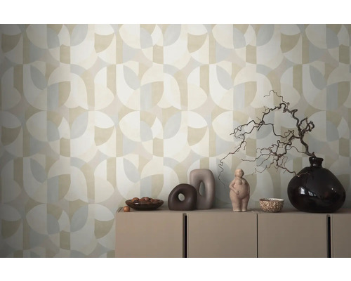 Zimmer mit geometrischer Tapete, Kommode und Dekorationsgegenständen