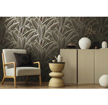 Wohnzimmer mit Sessel, Kommode und Tapete mit Blattmuster