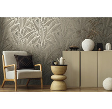 Wohnzimmer mit Blättermuster-Tapete, Sessel und Dekoration