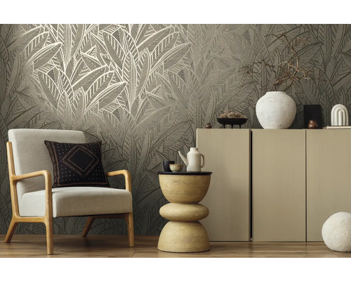 Wohnzimmer mit Blättermuster-Tapete, Sessel und Dekoration