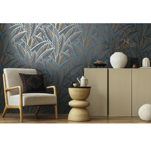 Dekoratives Wohnzimmer mit gemusterter Tapete, Sessel und Beistelltisch