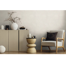 Wohnzimmer mit Kommode, Beistelltisch und Sessel