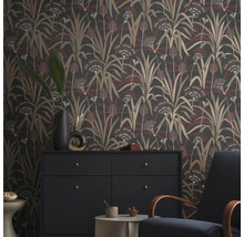 Wohnraum mit gemusterter Tapete, Kommode und Sessel