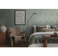 Schlafzimmer mit Bett, Stuhl, Stehlampe und gemusterter Tapete