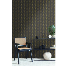 Szene mit gemusterten Tapeten, einem Stuhl und einem Regal