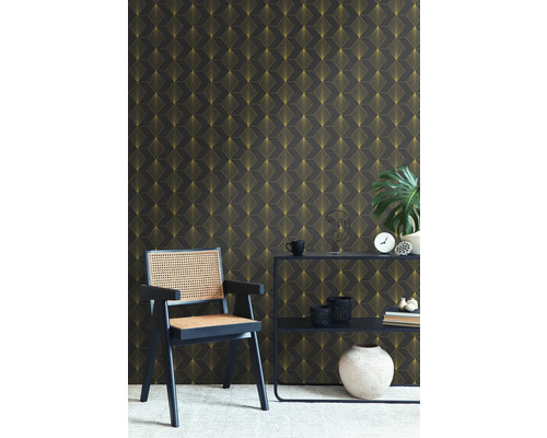 Szene mit gemusterten Tapeten, einem Stuhl und einem Regal