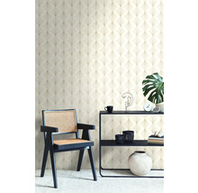 Wohnszene mit gemusterter Tapete, Stuhl und Regal