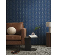 Wohnzimmer mit gemusterten Tapeten, Sofa, Beistelltisch und Lampe