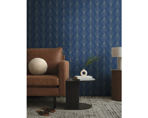 Wohnzimmer mit gemusterten Tapeten, Sofa, Beistelltisch und Lampe