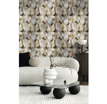 Wohnzimmer mit grafischer Tapete, Sofa und Couchtisch