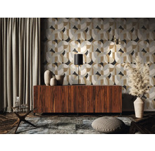 Wohnzimmer mit gemusterter Tapete, Sideboard und dekorativen Elementen für eine stilvolle Raumgestaltung